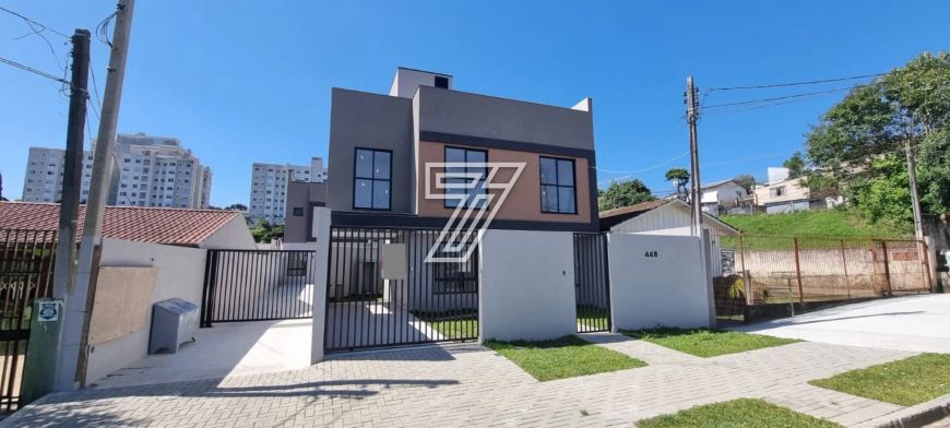 Sobrado em condomínio a venda possui 147m² com 3 quartos no Lindóia - Curitiba - PR