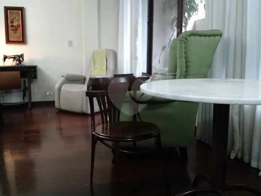 Sobrado para venda tem 194 metros quadrados com 4 quartos em Água Verde - Curitiba - PR