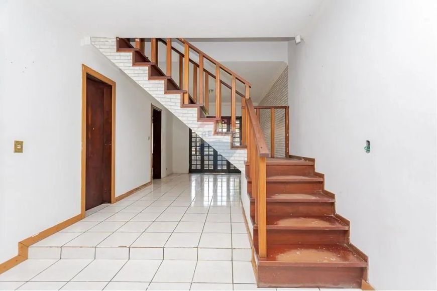 Sobrado 206m², 3 quartos, 1 suíte, 2 vagas. Parolin.