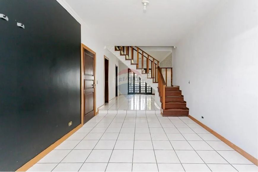 Sobrado 206m², 3 quartos, 1 suíte, 2 vagas. Parolin.