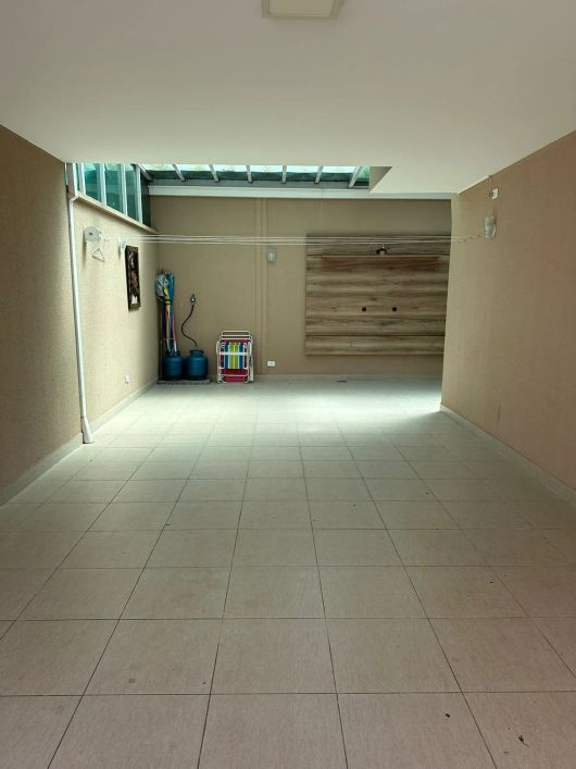 Sobrado em Condomínio para Venda no Xaxim - 4 quartos sendo 2 suítes
