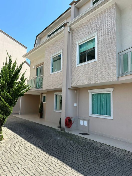Sobrado em Condomínio para Venda no Xaxim - 4 quartos sendo 2 suítes