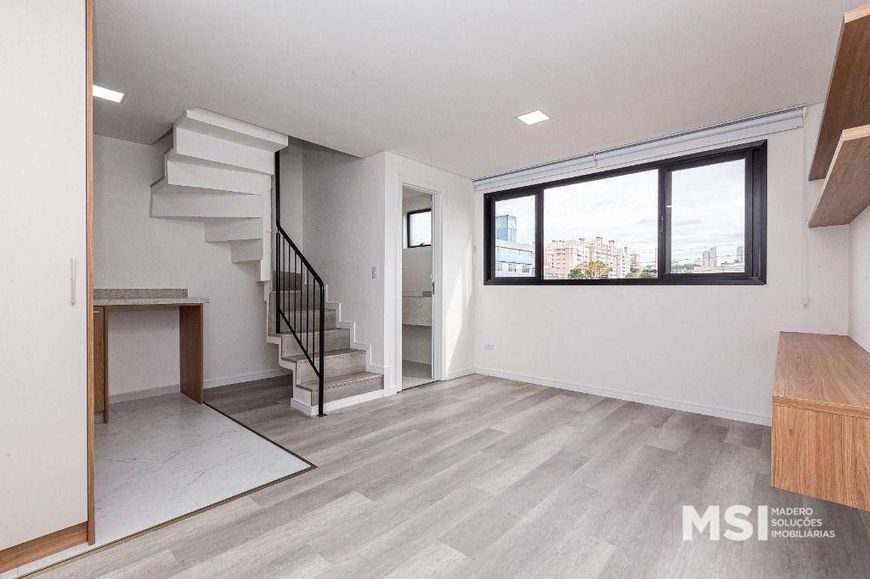Apartamento duplex para venda ou locação no bairro Rebouças em Curitiba.