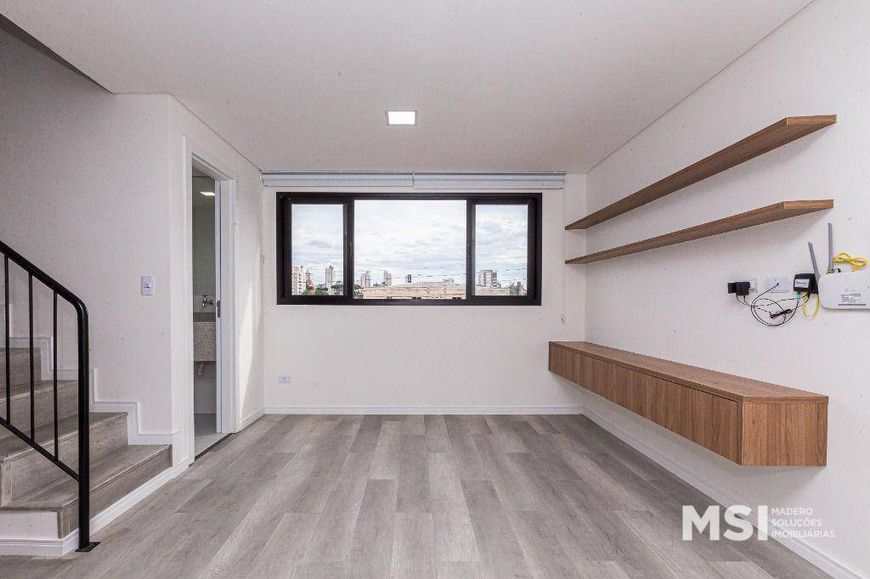 Apartamento duplex para venda ou locação no bairro Rebouças em Curitiba.