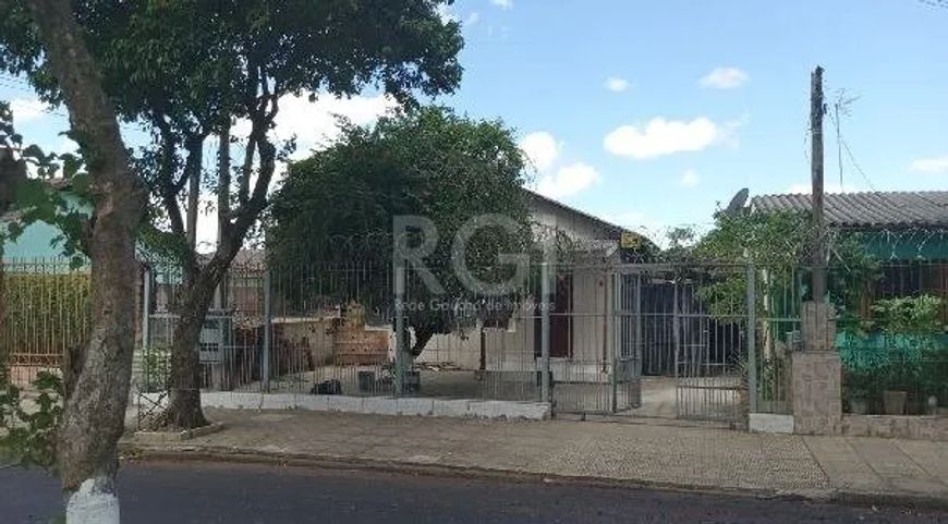 Tereno 10 x 30 m². Próximo a todos os recursos, Com 02 casas no pátio, uma delas estava sendo locada