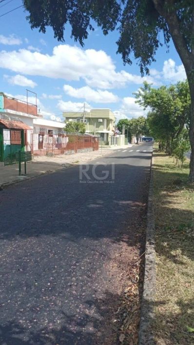 Tereno 10 x 30 m². Próximo a todos os recursos, Com 02 casas no pátio, uma delas estava sendo locada