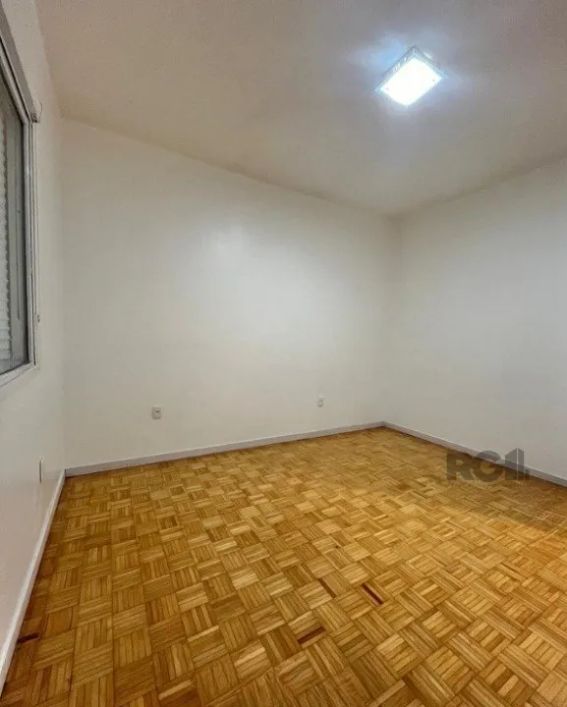 Apartamento reformado no bairro Farroupilha com 2 dormitórios, 1 banheiro social com ventilação natu