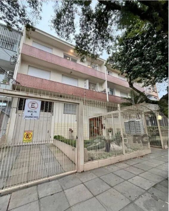Apartamento reformado no bairro Farroupilha com 2 dormitórios, 1 banheiro social com ventilação natu