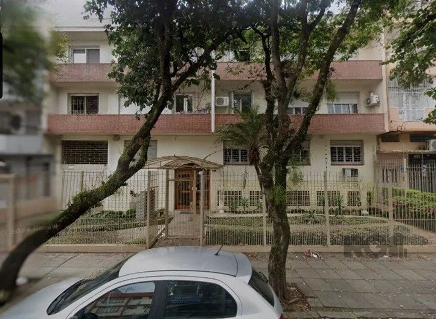 Apartamento reformado no bairro Farroupilha com 2 dormitórios, 1 banheiro social com ventilação natu