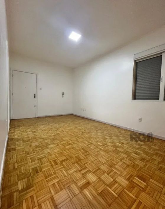 Apartamento reformado no bairro Farroupilha com 2 dormitórios, 1 banheiro social com ventilação natu