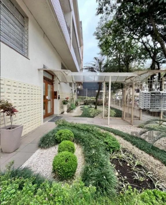 Apartamento reformado no bairro Farroupilha com 2 dormitórios, 1 banheiro social com ventilação natu