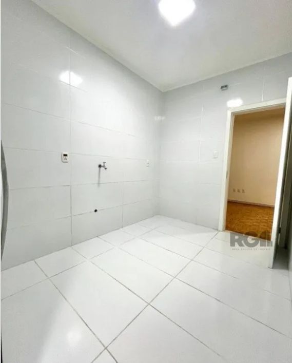 Apartamento reformado no bairro Farroupilha com 2 dormitórios, 1 banheiro social com ventilação natu