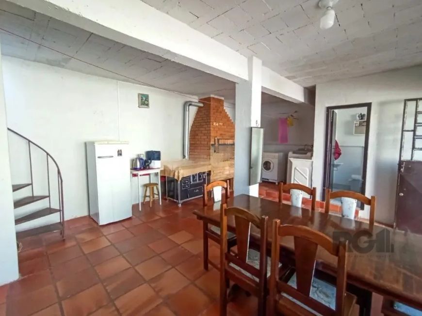Vende casa de 3 dormitórios, living amplo, reformada, atualizada, com piso porcelanato na sala, piso