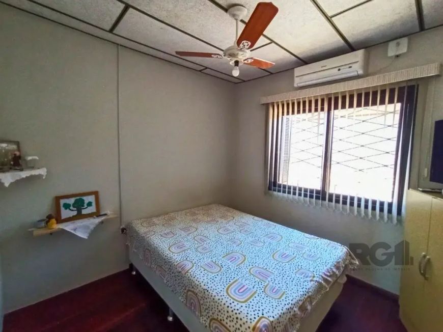 Vende casa de 3 dormitórios, living amplo, reformada, atualizada, com piso porcelanato na sala, piso