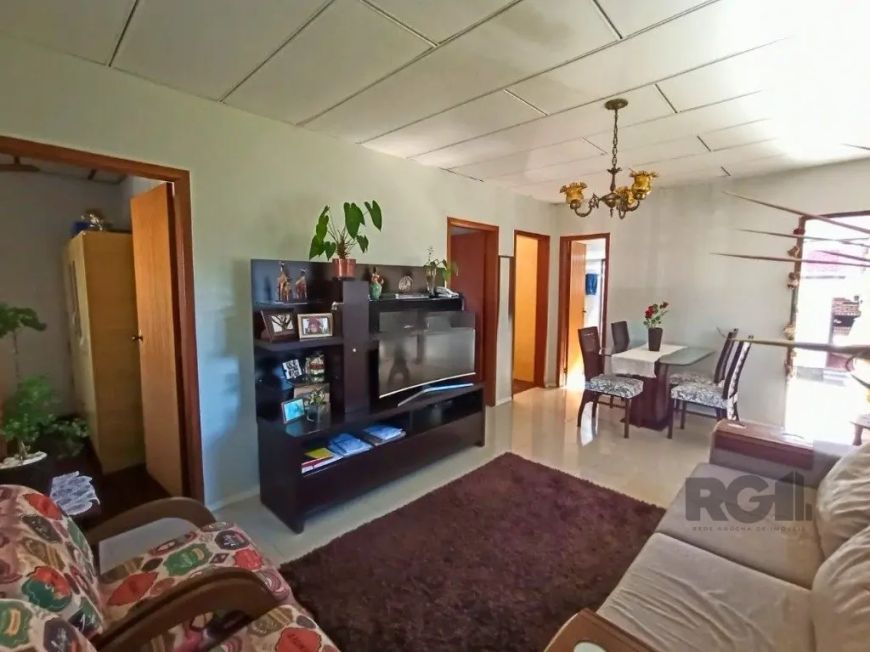 Vende casa de 3 dormitórios, living amplo, reformada, atualizada, com piso porcelanato na sala, piso