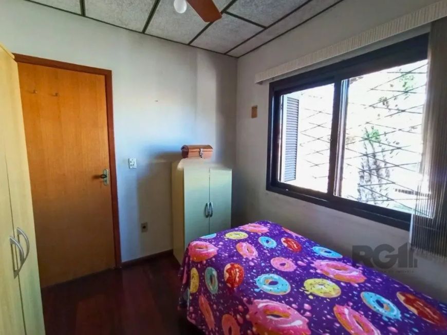 Vende casa de 3 dormitórios, living amplo, reformada, atualizada, com piso porcelanato na sala, piso