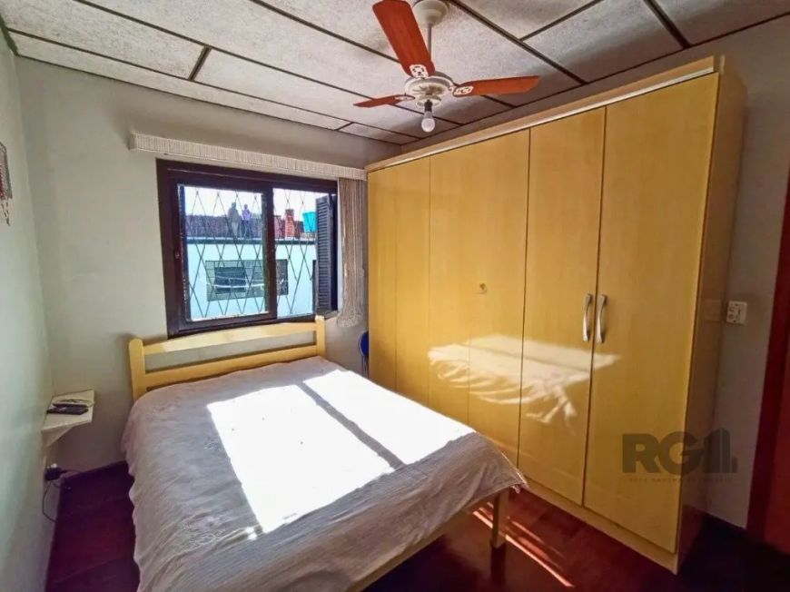 Vende casa de 3 dormitórios, living amplo, reformada, atualizada, com piso porcelanato na sala, piso
