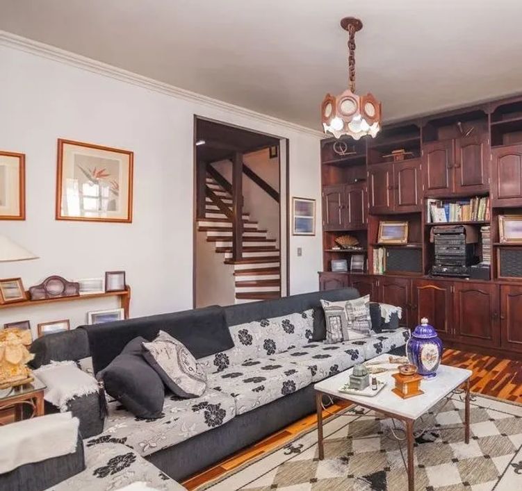 otima casa, localizada no Bairro Chácara das Pedras, com 170 m² de área privativa, com 3 dormitórios