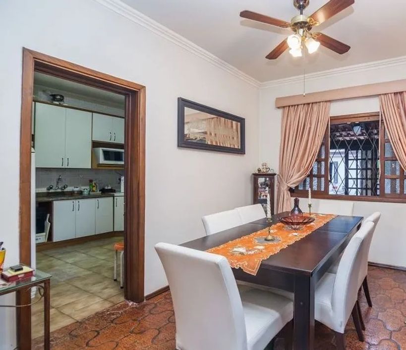 otima casa, localizada no Bairro Chácara das Pedras, com 170 m² de área privativa, com 3 dormitórios