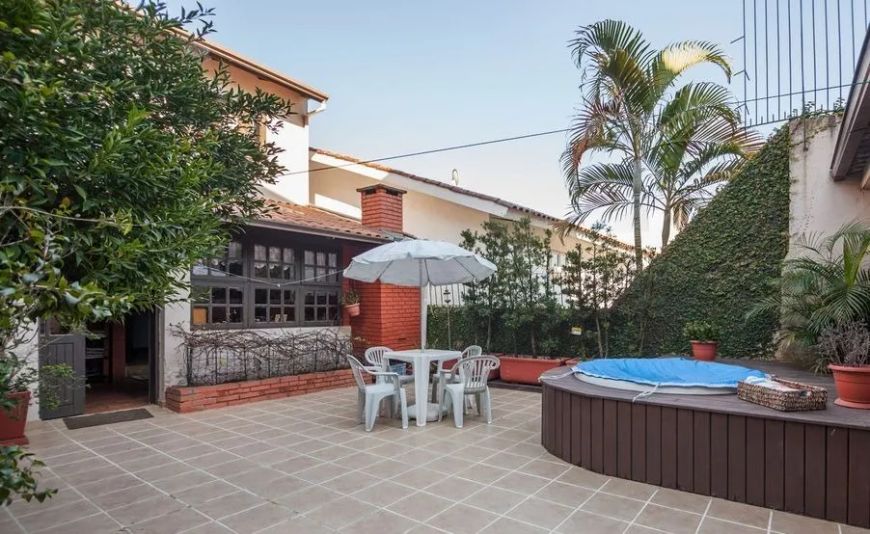 otima casa, localizada no Bairro Chácara das Pedras, com 170 m² de área privativa, com 3 dormitórios