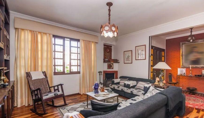 otima casa, localizada no Bairro Chácara das Pedras, com 170 m² de área privativa, com 3 dormitórios