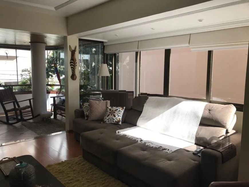 Vende-se apartamento 3 dormitórios com suíte e 3 vagas, 2 escrituradas e 1 convenção, living em dois