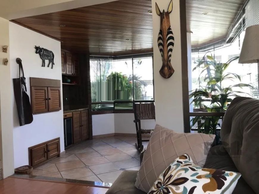 Vende-se apartamento 3 dormitórios com suíte e 3 vagas, 2 escrituradas e 1 convenção, living em dois