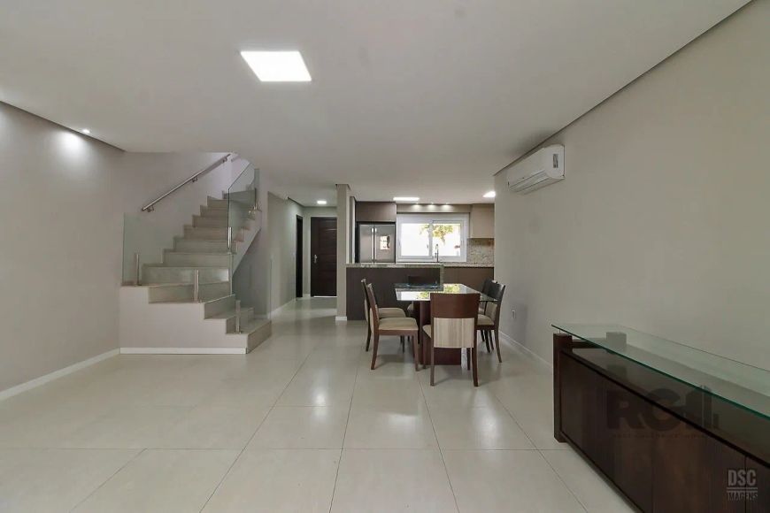 Linda Casa totalmente Mobiliada em condomínio fechado. Casa com 01 suíte, mais 02 quartos e uma saca