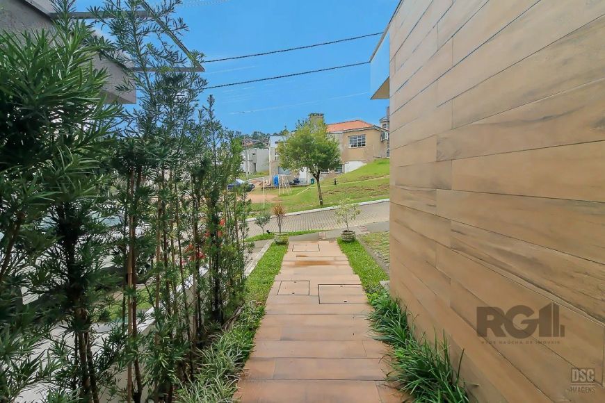 Linda Casa totalmente Mobiliada em condomínio fechado. Casa com 01 suíte, mais 02 quartos e uma saca