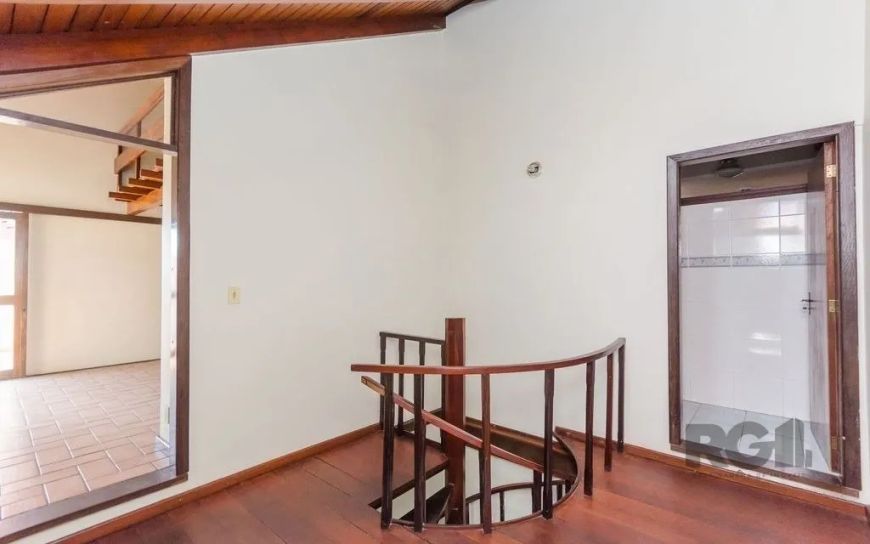 Ótima cobertura com 2 dormitórios sendo 1 suíte, living com lareira, piso tabuão, sacada fechada com