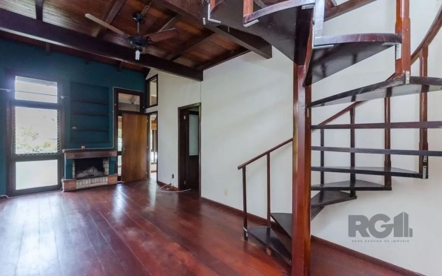 Ótima cobertura com 2 dormitórios sendo 1 suíte, living com lareira, piso tabuão, sacada fechada com