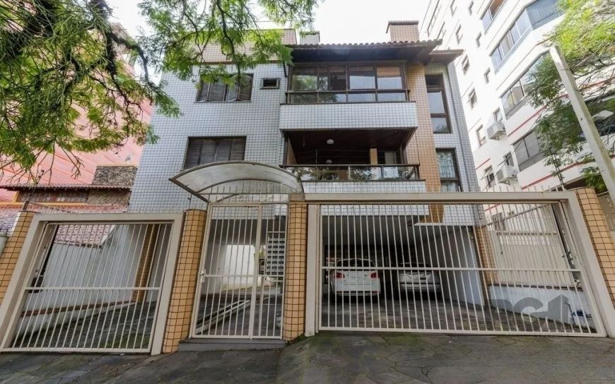 Ótima cobertura com 2 dormitórios sendo 1 suíte, living com lareira, piso tabuão, sacada fechada com