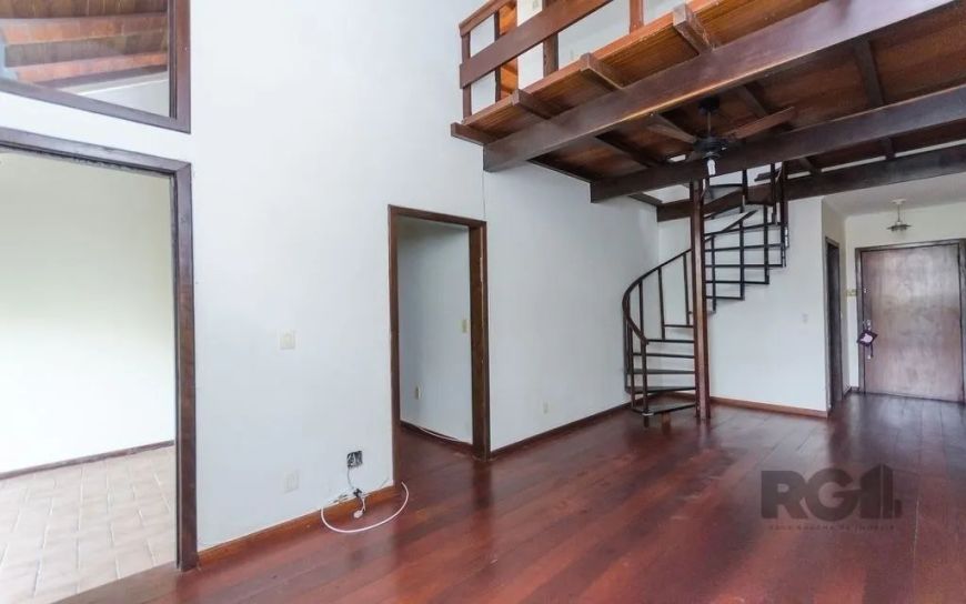 Ótima cobertura com 2 dormitórios sendo 1 suíte, living com lareira, piso tabuão, sacada fechada com