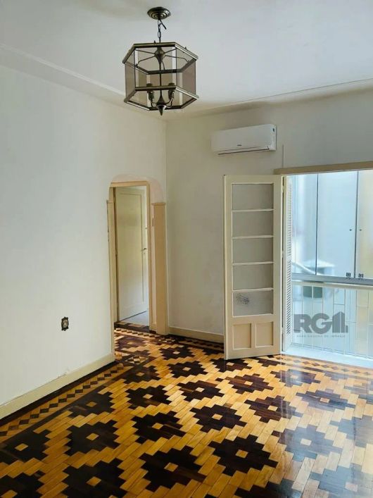 Amplo e silencioso apartamento, bem localizado (próximo ao Zaffari CB), ensolarado, totalmente refor