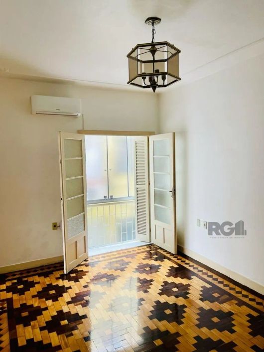 Amplo e silencioso apartamento, bem localizado (próximo ao Zaffari CB), ensolarado, totalmente refor