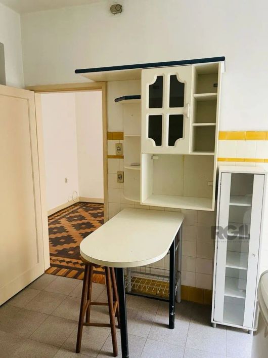 Amplo e silencioso apartamento, bem localizado (próximo ao Zaffari CB), ensolarado, totalmente refor