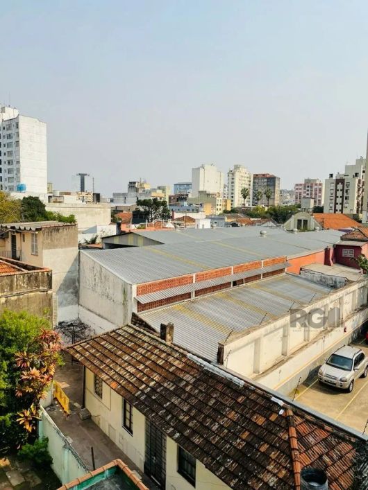 Amplo e silencioso apartamento, bem localizado (próximo ao Zaffari CB), ensolarado, totalmente refor