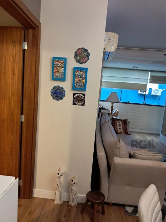 Apartamento de dois quartos, suíte e uma vaga de garagem no bairro Santana em Porto Alegre.Amplo apa