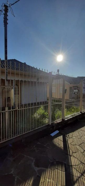 Terreno localizado no bairro Vila Ipiranga com 300 m² de área total, medindo 10 x 30, com casa mista