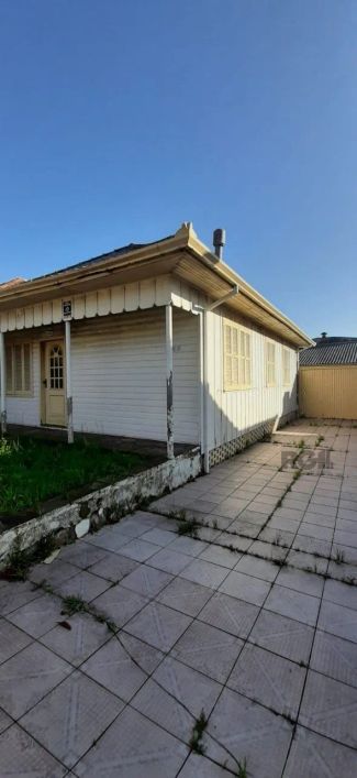 Terreno localizado no bairro Vila Ipiranga com 300 m² de área total, medindo 10 x 30, com casa mista