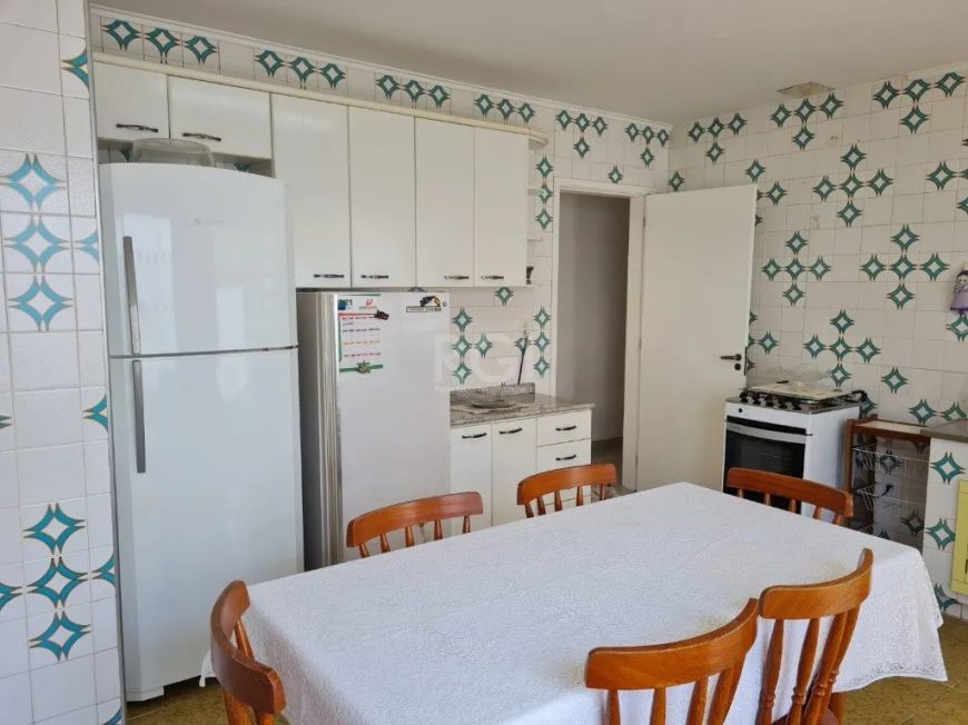 Casa com 188 metros privativos, 03 quartos amplos, iluminados e arejados, 02 banheiros sendo um suít