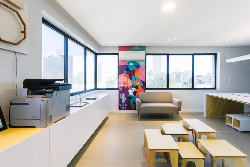 Sala comercial mobiliada no Moinhos de Vento.