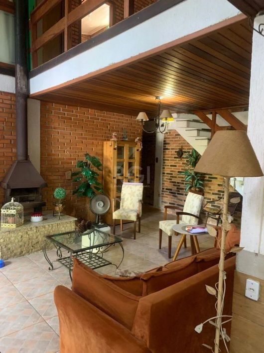 Excelente casa , em terreno 12x25, com 4 dormitórios , sendo um dormitório no térreo, living 3 ambie