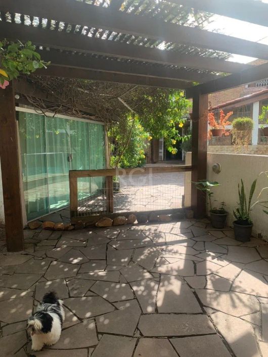 Excelente casa , em terreno 12x25, com 4 dormitórios , sendo um dormitório no térreo, living 3 ambie