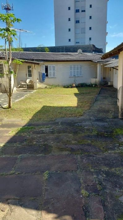 Casa necessitando de reforma em terreno com 560m2, excelente oportunidade de terreno em área central