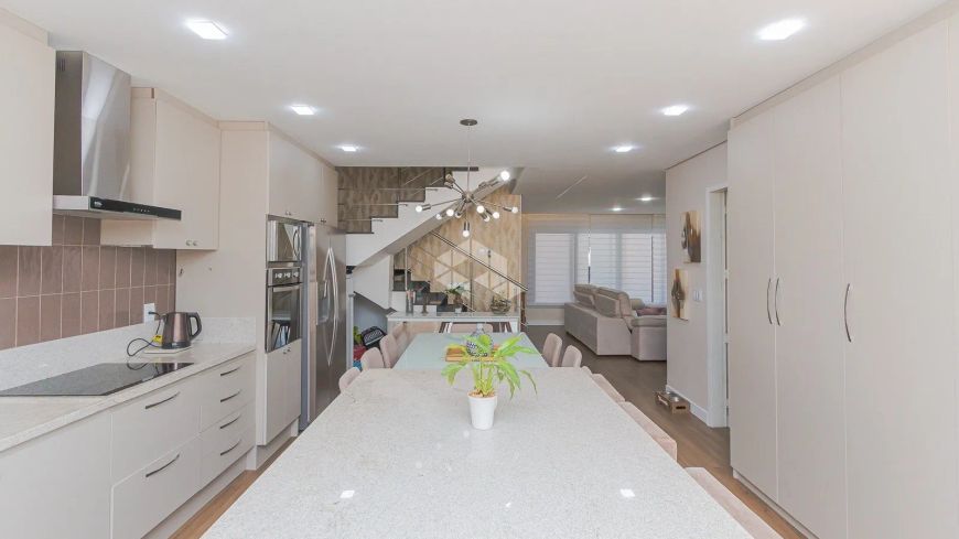 Casa em codomínio 5 dormitórios, 4 banheiros, 3 vagas