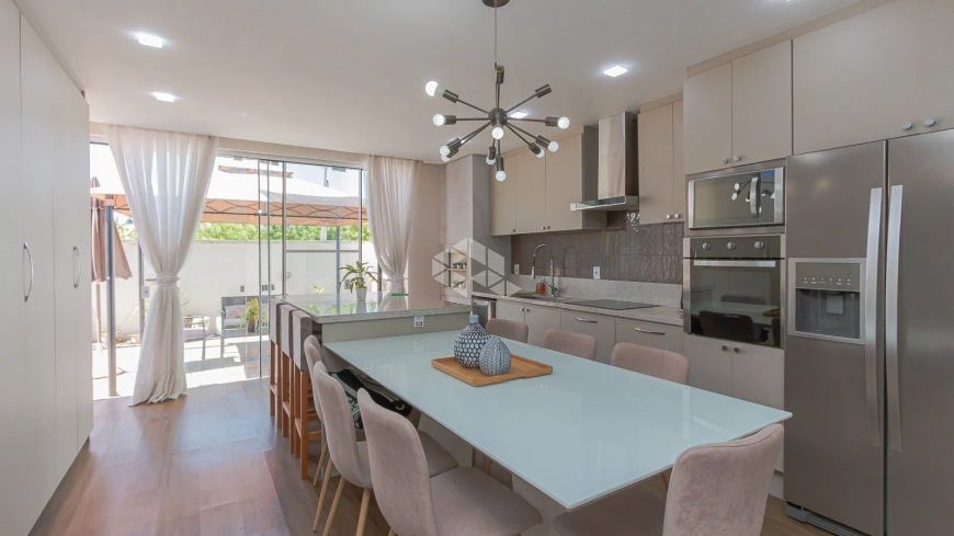 Casa em codomínio 5 dormitórios, 4 banheiros, 3 vagas