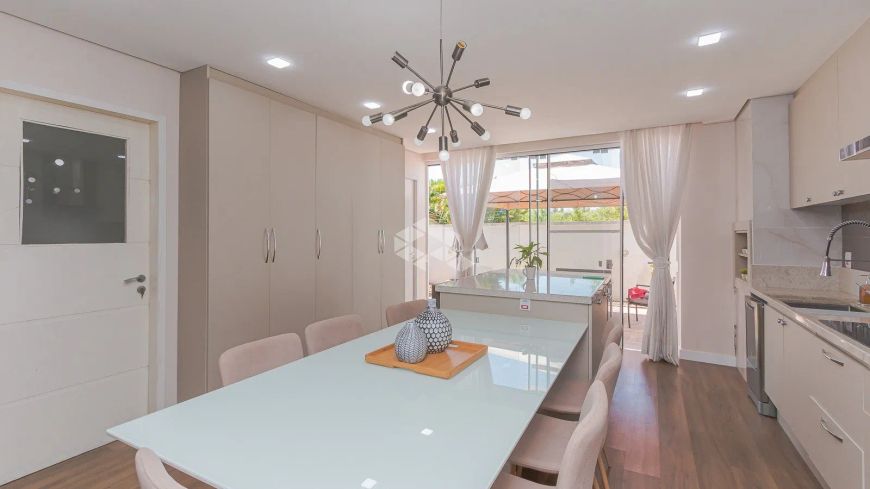 Casa em codomínio 5 dormitórios, 4 banheiros, 3 vagas