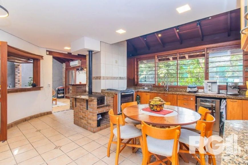 Casa com 335 m² privativos, 3 dormitórios (1 suíte) e 4 vagas de garagem!Imponente e espaçosa, esta