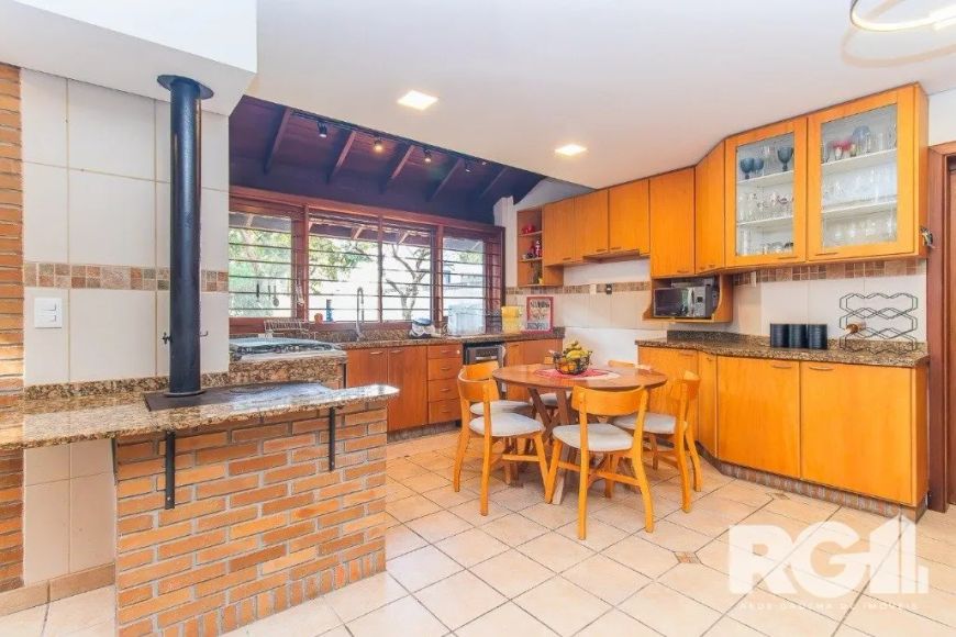 Casa com 335 m² privativos, 3 dormitórios (1 suíte) e 4 vagas de garagem!Imponente e espaçosa, esta